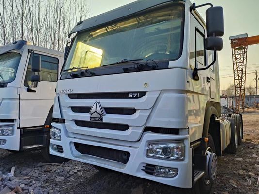 HOWO Sinotuck 6*4 Тракторный грузовик Белый цвет с конструкцией безтрубных шин 8500x2500x3600 мм