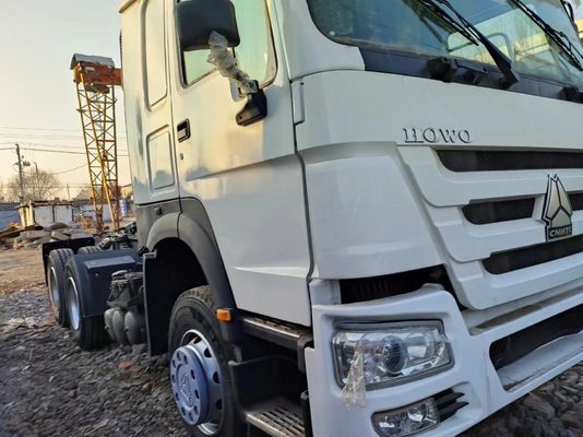 HOWO Sinotuck 6*4 Тракторный грузовик Белый цвет с конструкцией безтрубных шин 8500x2500x3600 мм