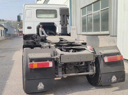 Движение правой рукой Sinotruk тракторный грузовик 6*4 Белый цвет 6800*2496*2950 мм Сиденья ≤5