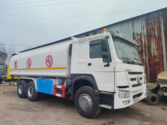 Sinotruk HOWO 6*4 Нефтяной танкер с ручной трансмиссией и сертификацией GCC