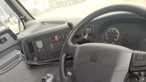 Sinotruk HOWO 6*4 Тракторный грузовик Правое управление 6800*2496*2950 мм В употребленном состоянии